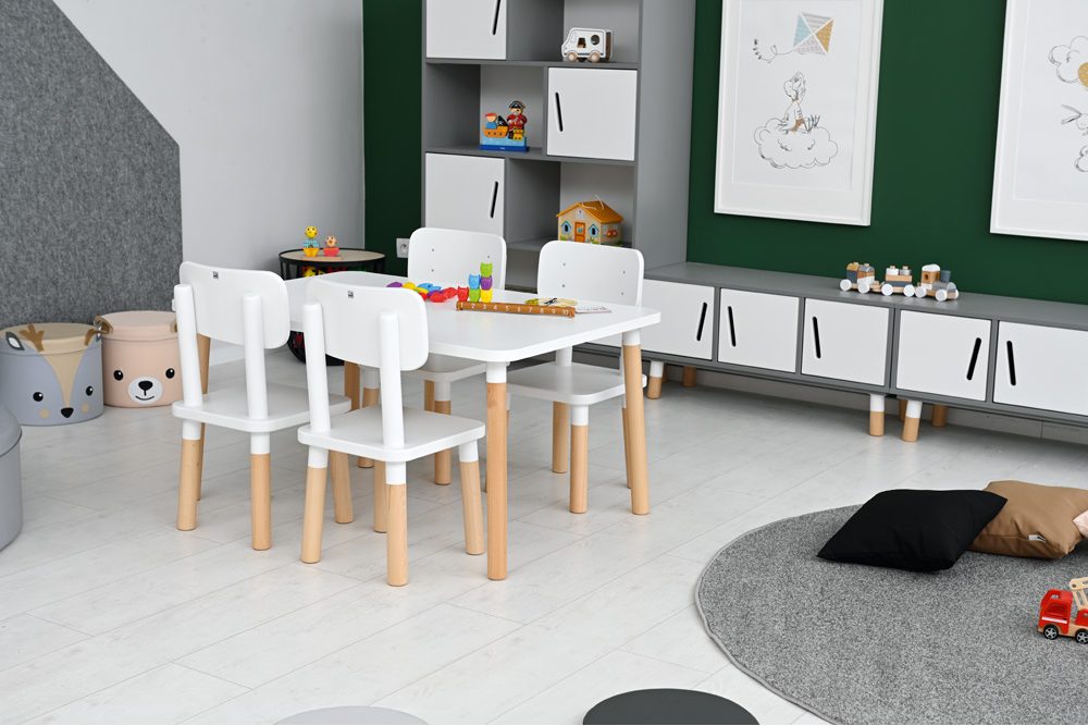 Dětské stoly a židličky v interiéru jeslí s důrazem na ergonomii, bezpečnost a správnou velikost nábytku