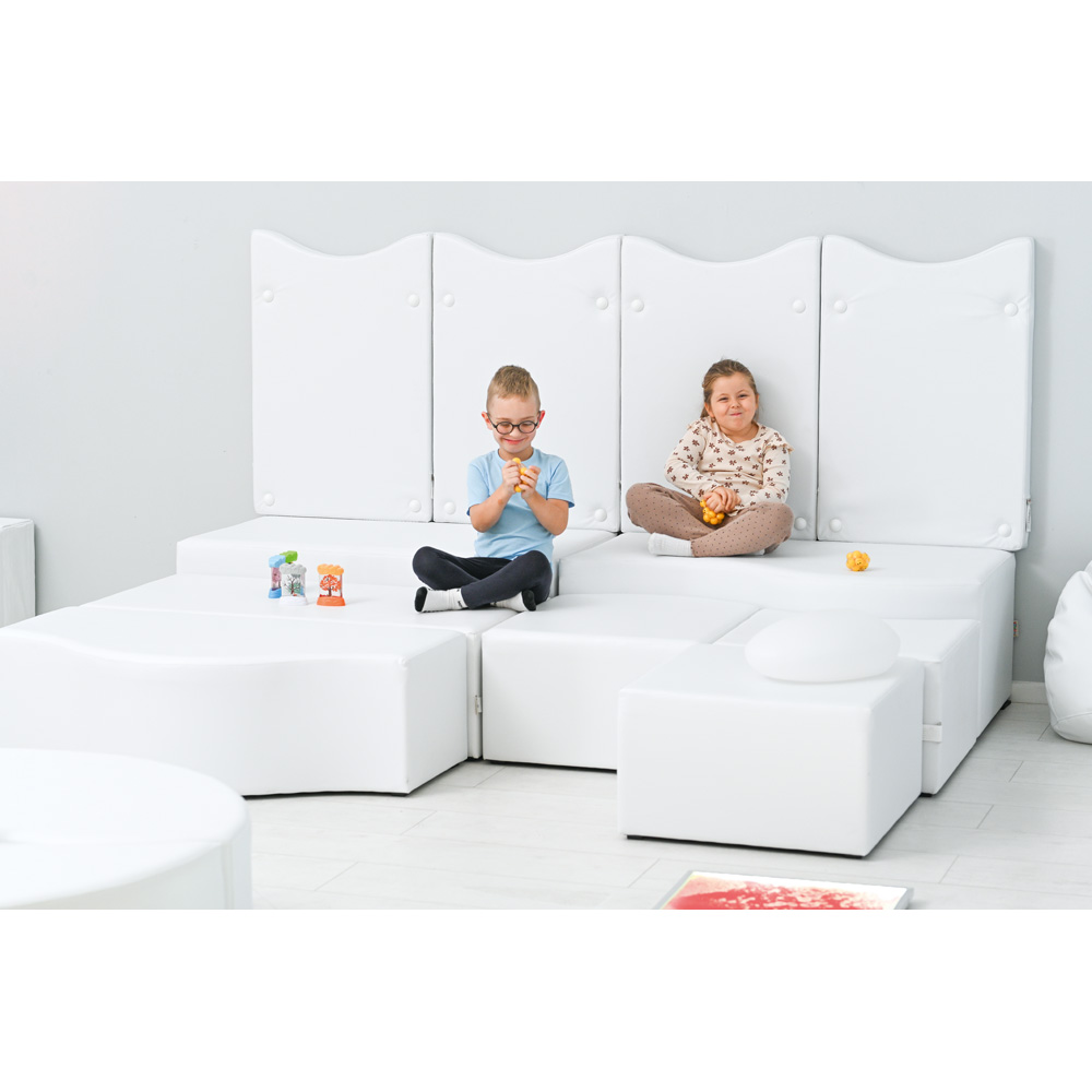 Interaktivní Snoezelen místnost s barevnými světelnými podlahami, projekcemi a senzorickými prvky pro aktivní hru dětí.