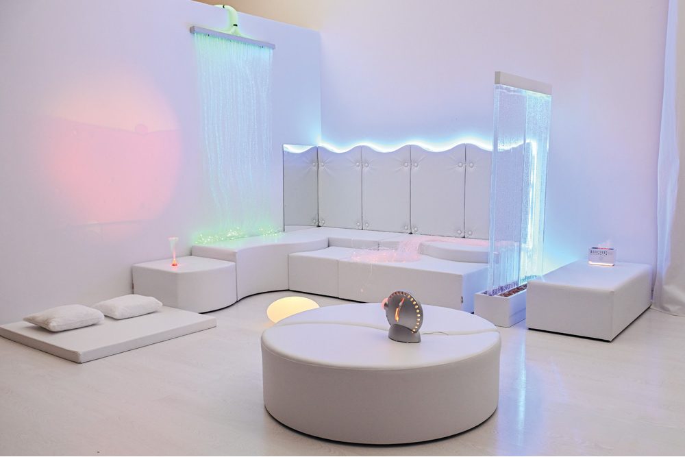 Multismyslová místnost Snoezelen s měkkým nábytkem, světelnými prvky a relaxační atmosférou pro smyslovou stimulaci