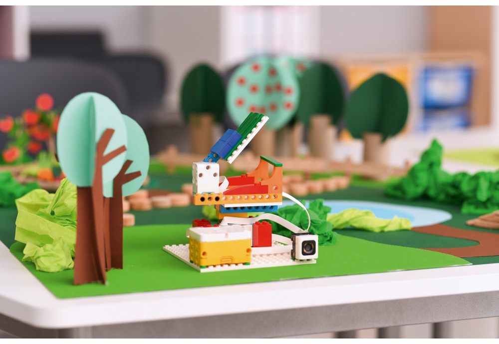 Děti pracují s LEGO SPIKE™, používají kostičky a tablet k vytváření a programování modelů v interaktivním prostředí.