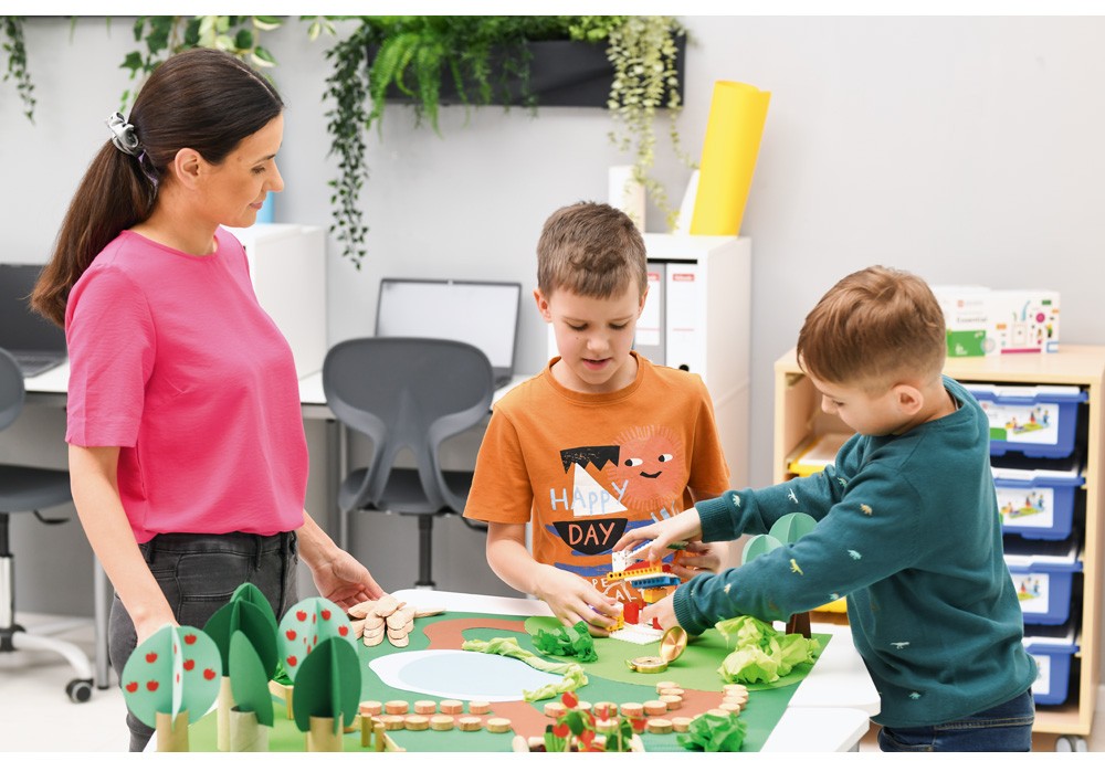 Děti se zapojují do vědeckých aktivit s LEGO, staví modely a experimentují s různými nápady pro zlepšení jejich projektů.