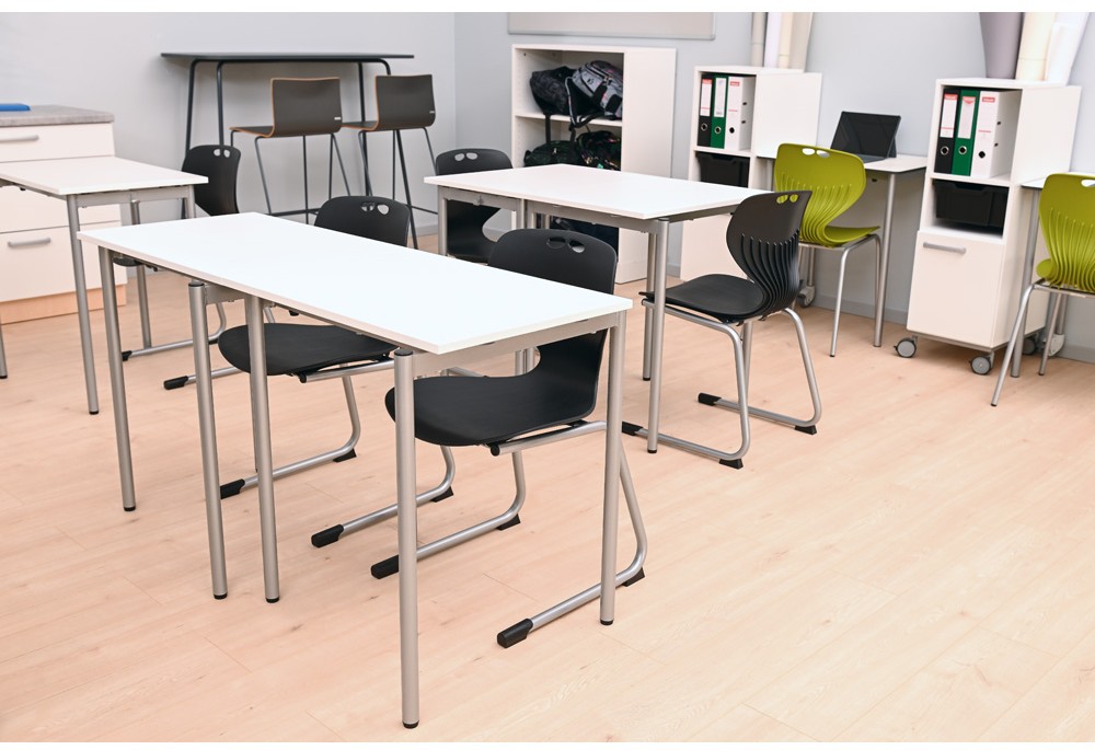 Moderní učebna se školními lavicemi, ergonomickými židlemi a mobilními úložnými prvky.