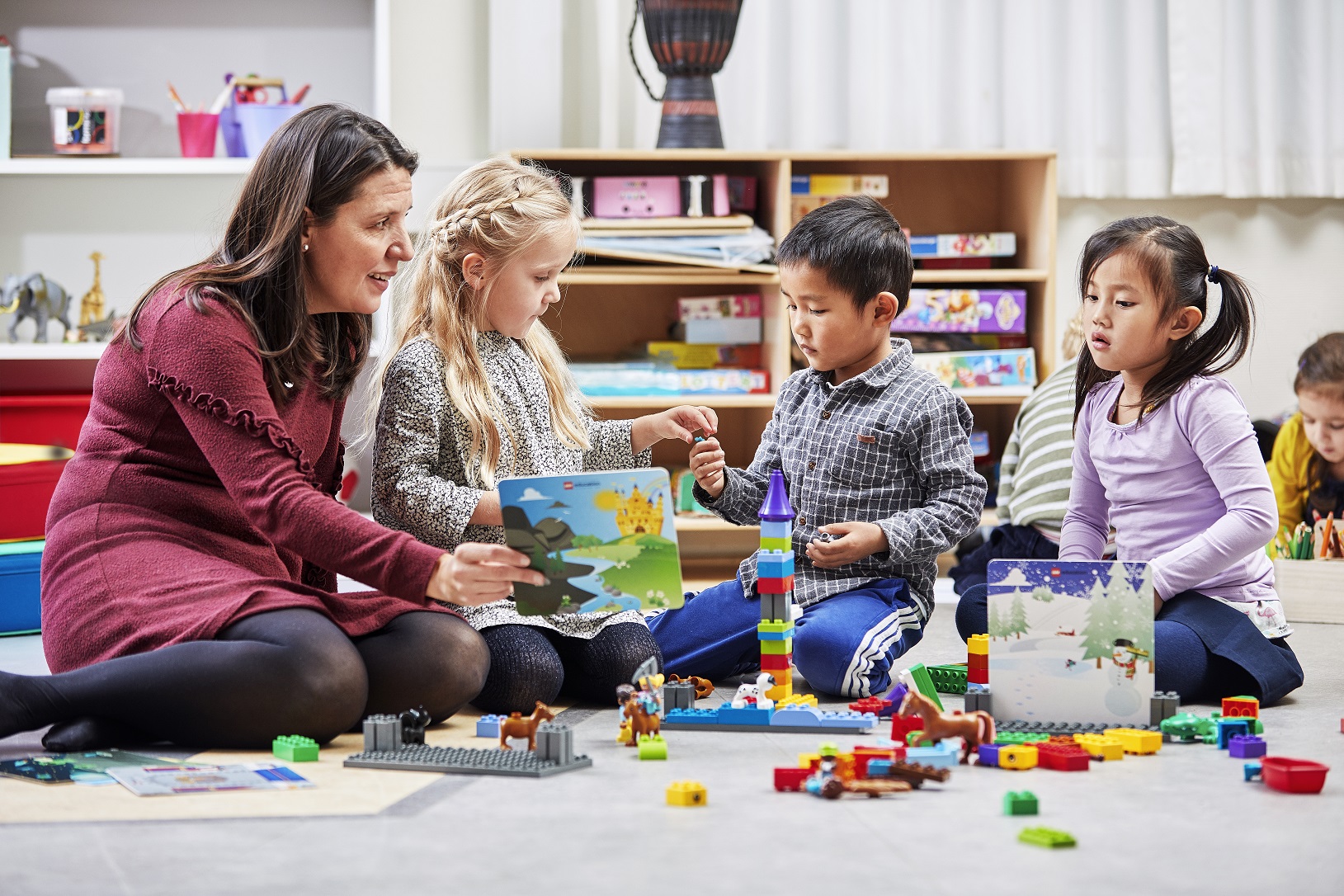 dzieci budują modele z wykorzystaniem kart inspiracji lego education duplo