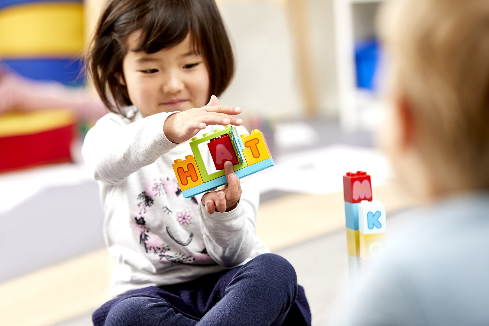 lego education dla zlobkow i przedszkoli dziewczynka bawi się klockami