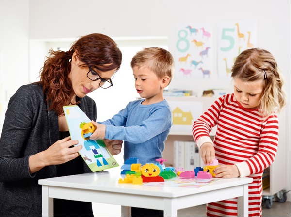 dzieci budują model z klocków lego education zbuduj emocje z wykorzystaniem kart inspiracji