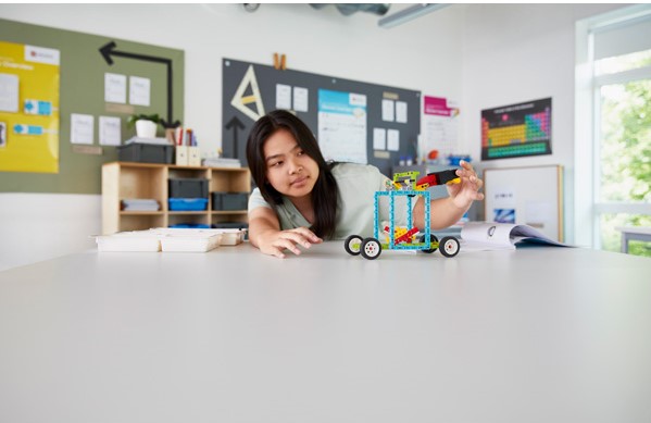 zestaw LEGO® Education BricQ Motion Prime na zajęciach fizyki
